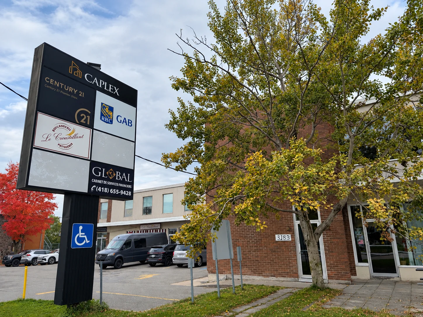 Commerces et enseigne Caplex au 3183 à Québec